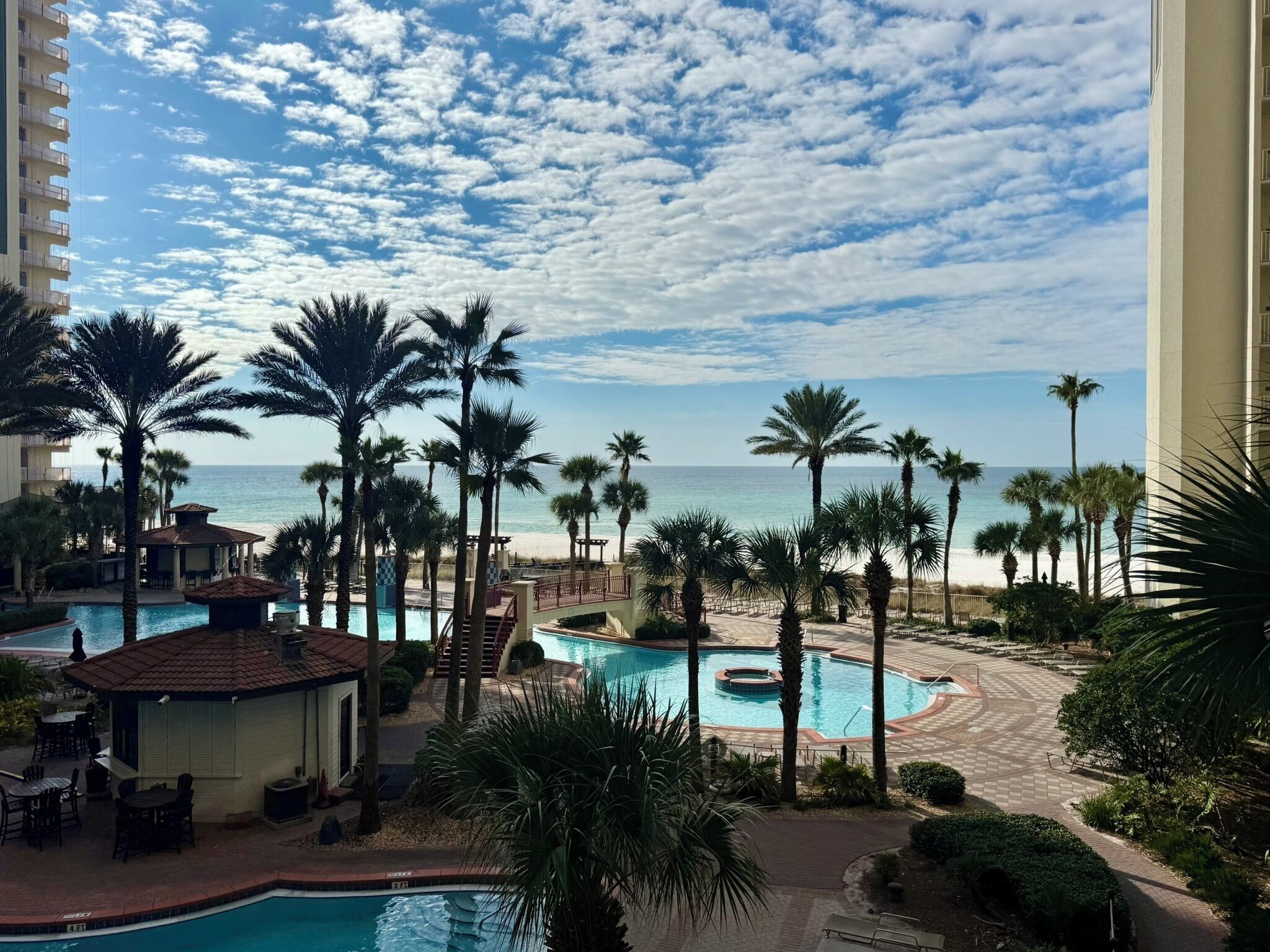 Innendørsbasseng og et oppvarmet basseng