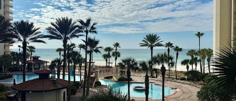 Innendørsbasseng og et oppvarmet basseng