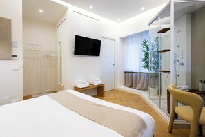 Chambre supérieure double, salle de bain privée | Bureau, espace de travail pour ordinateurs portables
