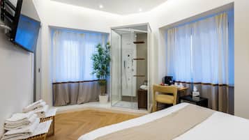 مكتب ومساحة عمل للكمبيوتر المحمول وستائر تعتيم وواي فاي مجانًا