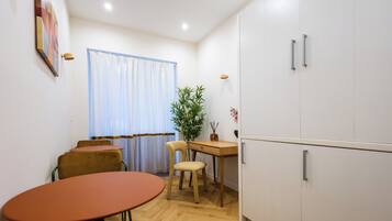 20-Zoll-Smart-TV mit Satellitenempfang, Streaming-Dienste