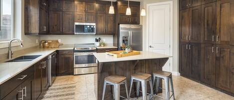 Geladeira, micro-ondas, fogão, cooktop