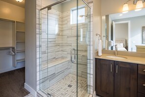 Shower, towels - Entrada 631 & 635 | Pet Friendly I Pool & Hot Tub (Moab)