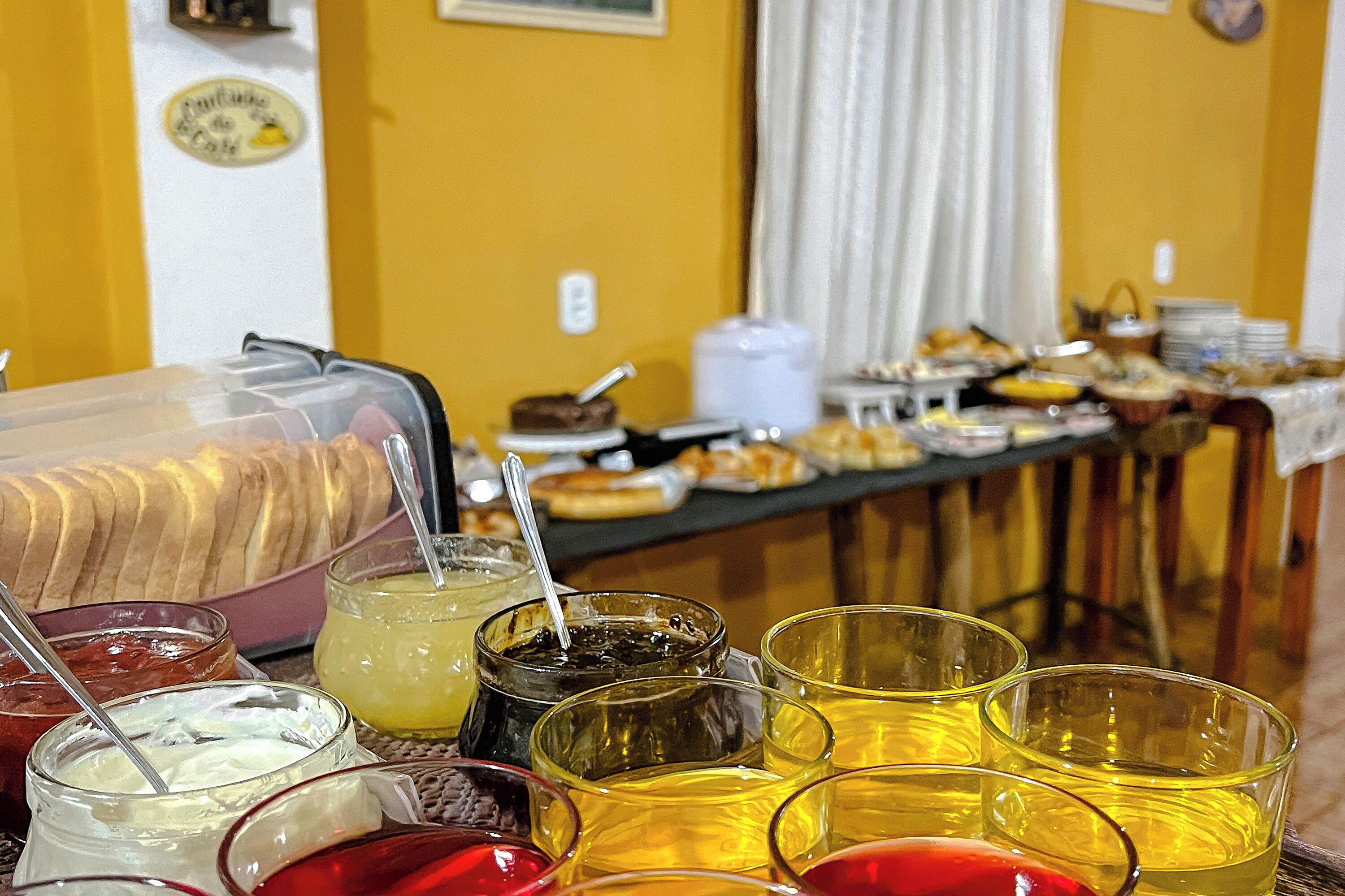 Uma mesa de buffet com diversos alimentos e bebidas.