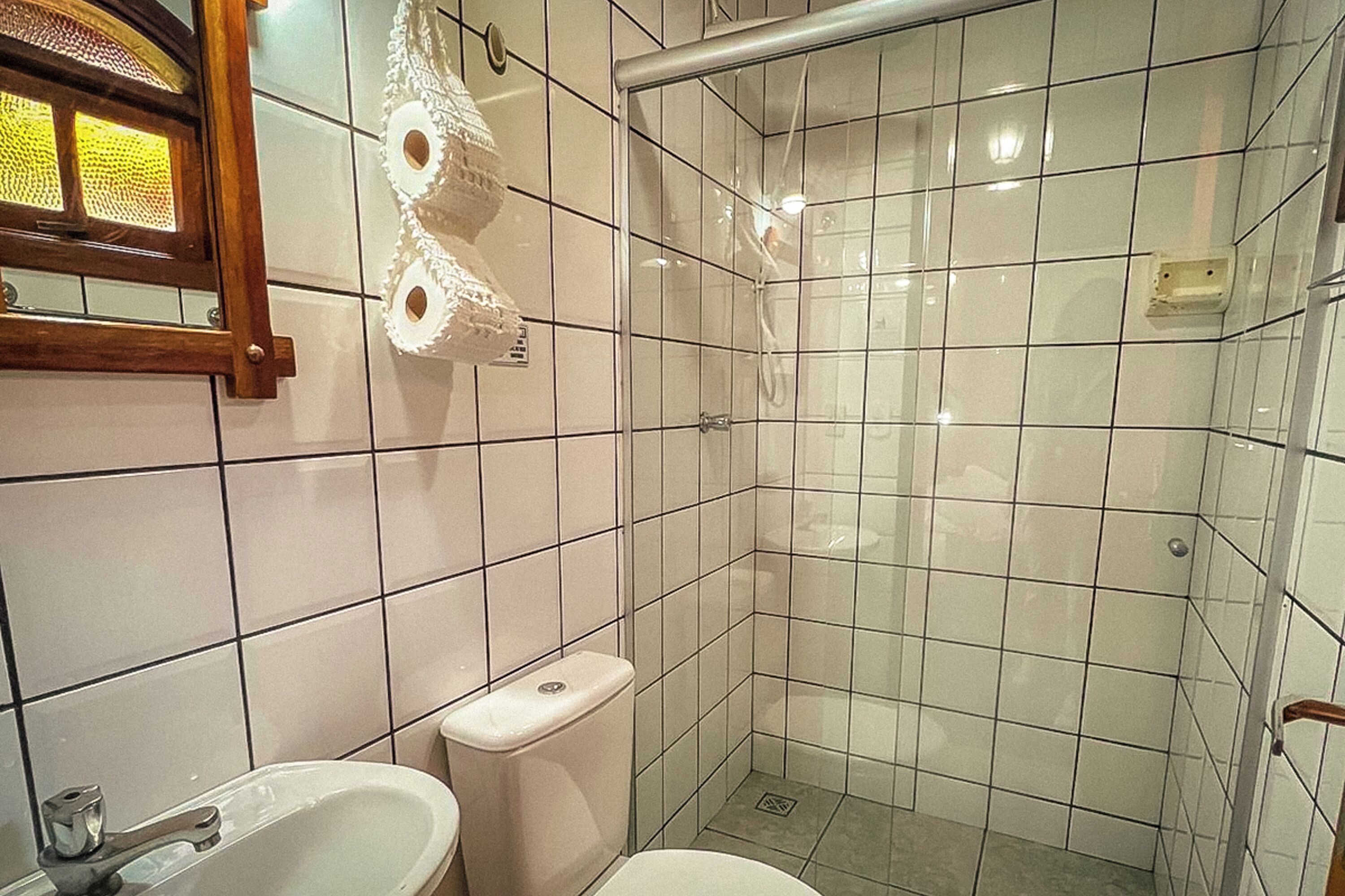 Ein Badezimmer mit Dusche, Toilette und Waschbecken.