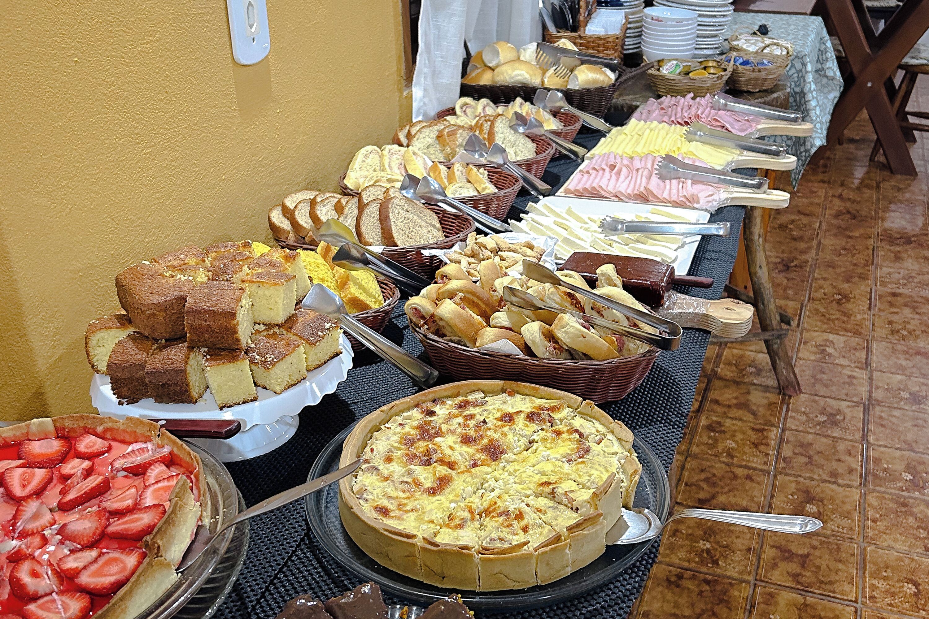 Café da manhã com buffet grátis todos os dias