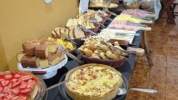 Café da manhã com buffet grátis todos os dias