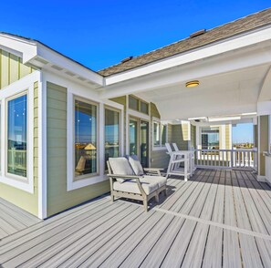 Terrace/patio - New Soundside Dog Friendly Avon Retreat with Pool, Hot Tub, Game Room, Theater (Salvo)