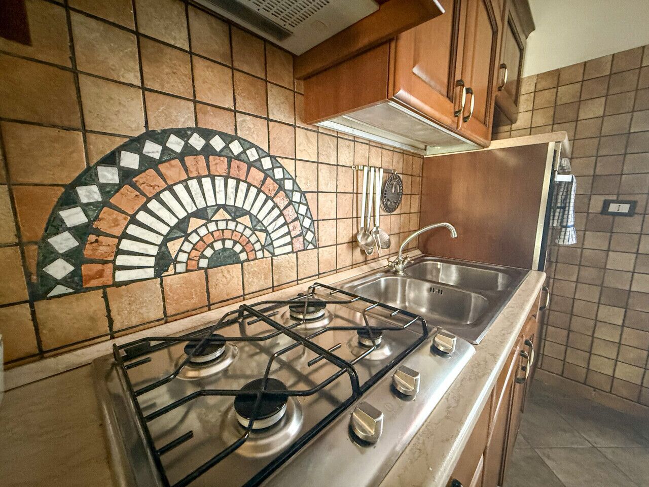 Frigorifero, forno, piano cottura, macchina per tè/caffè