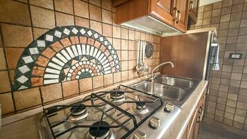 Frigorifero, forno, piano cottura, macchina per tè/caffè