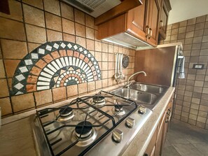 Frigorifero, forno, piano cottura, macchina per tè/caffè