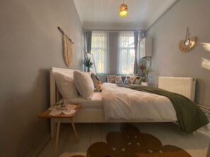 Classic-Apartment, 2 Schlafzimmer, Küche, Stadtblick | Verdunkelungsvorhänge, Bügeleisen/Bügelbrett, kostenloses WLAN