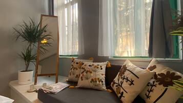 Condo clásico, 3 habitaciones, cocina, vista a la ciudad | Cortinas blackout, tabla de planchar con plancha y wifi gratis