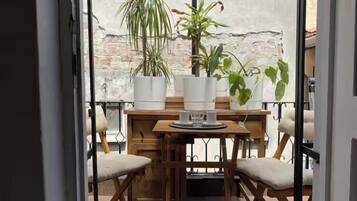 Condo familiar, 3 habitaciones, cocina, vista a la ciudad | Terraza o patio