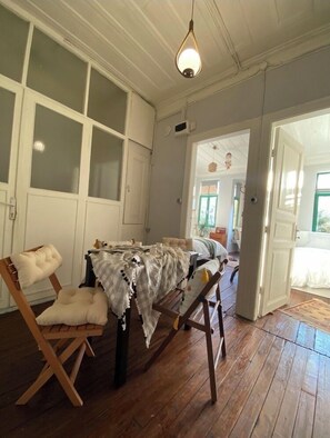 Familienapartment, 3 Schlafzimmer, Küche, Stadtblick | Eigene Küche | Großer Kühlschrank, Mikrowelle, Ofen, Herdplatte