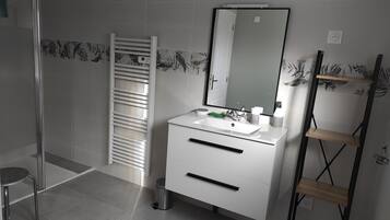 Ducha, secador de pelo y toallas