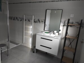 Bruser, hårtørrer, håndklæder