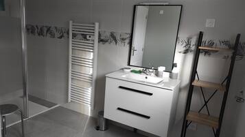 Shower, hair dryer, towels