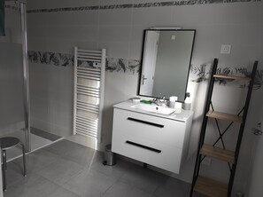 Shower, hair dryer, towels - Holiday Home "L’escale des Voyageurs" in Saint-Méen-le-Grand – Bike Garage Available (Saint-Méen-le-Grand)