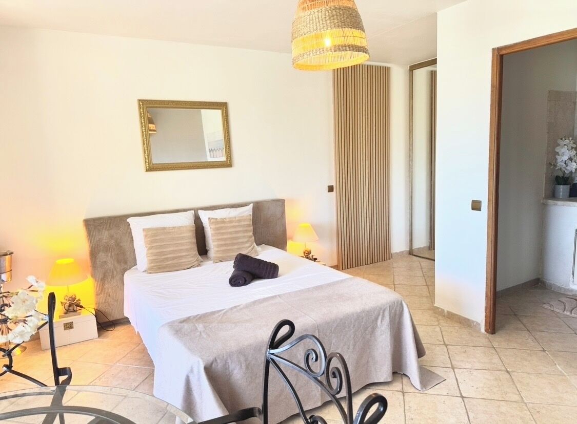 1 slaapkamer, een strijkplank/strijkijzer, wifi, beddengoed