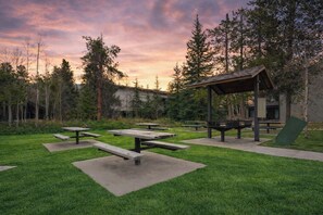 Outdoor dining - Flying Dutchman Slopeside Condo: Pool/Hot Tub Access, On Shuttle Route (Keystone)