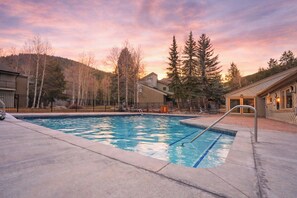 A heated pool - Flying Dutchman Slopeside Condo: Pool/Hot Tub Access, On Shuttle Route (Keystone)