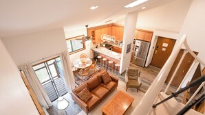 Smart TV, fireplace, DVD player - Flying Dutchman Slopeside Condo: Pool/Hot Tub Access, On Shuttle Route (Keystone)