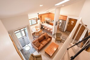 Smart TV, fireplace, DVD player - Flying Dutchman Slopeside Condo: Pool/Hot Tub Access, On Shuttle Route (Keystone)