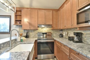 Fridge, microwave, oven, stovetop - Flying Dutchman Slopeside Condo: Pool/Hot Tub Access, On Shuttle Route (Keystone)