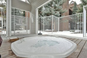 Outdoor spa tub - River Glen Creekside Condo: Stroll to Main St, Shuttle Stop (Frisco)