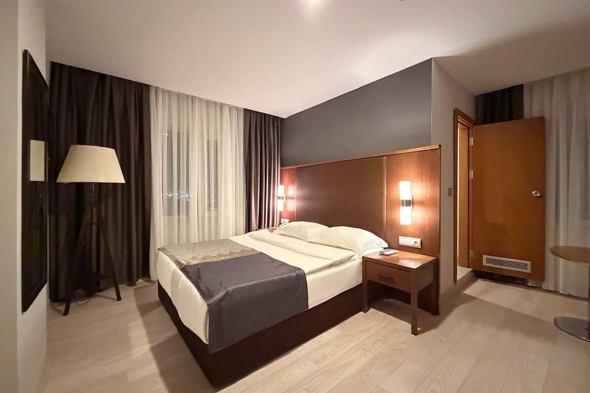 Chambre Double Standard, vue ville | Espace de travail pour ordinateur portable, chambres insonorisées