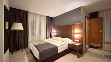 Chambre Double Standard, vue ville | Espace de travail pour ordinateur portable, chambres insonorisées