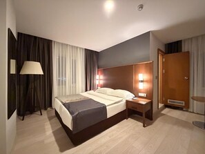 Chambre Double Standard, vue ville | Espace de travail pour ordinateur portable, chambres insonorisées