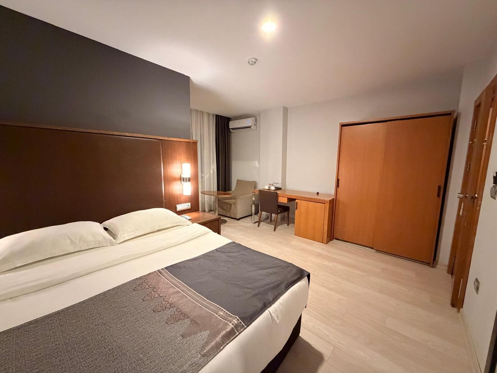 Standard-dobbeltværelse - byudsigt | Arbejdsområde til bærbare computere, lydisolering, gratis Wi-Fi