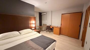 Standard-dobbeltværelse - byudsigt | Arbejdsområde til bærbare computere, lydisolering, gratis Wi-Fi