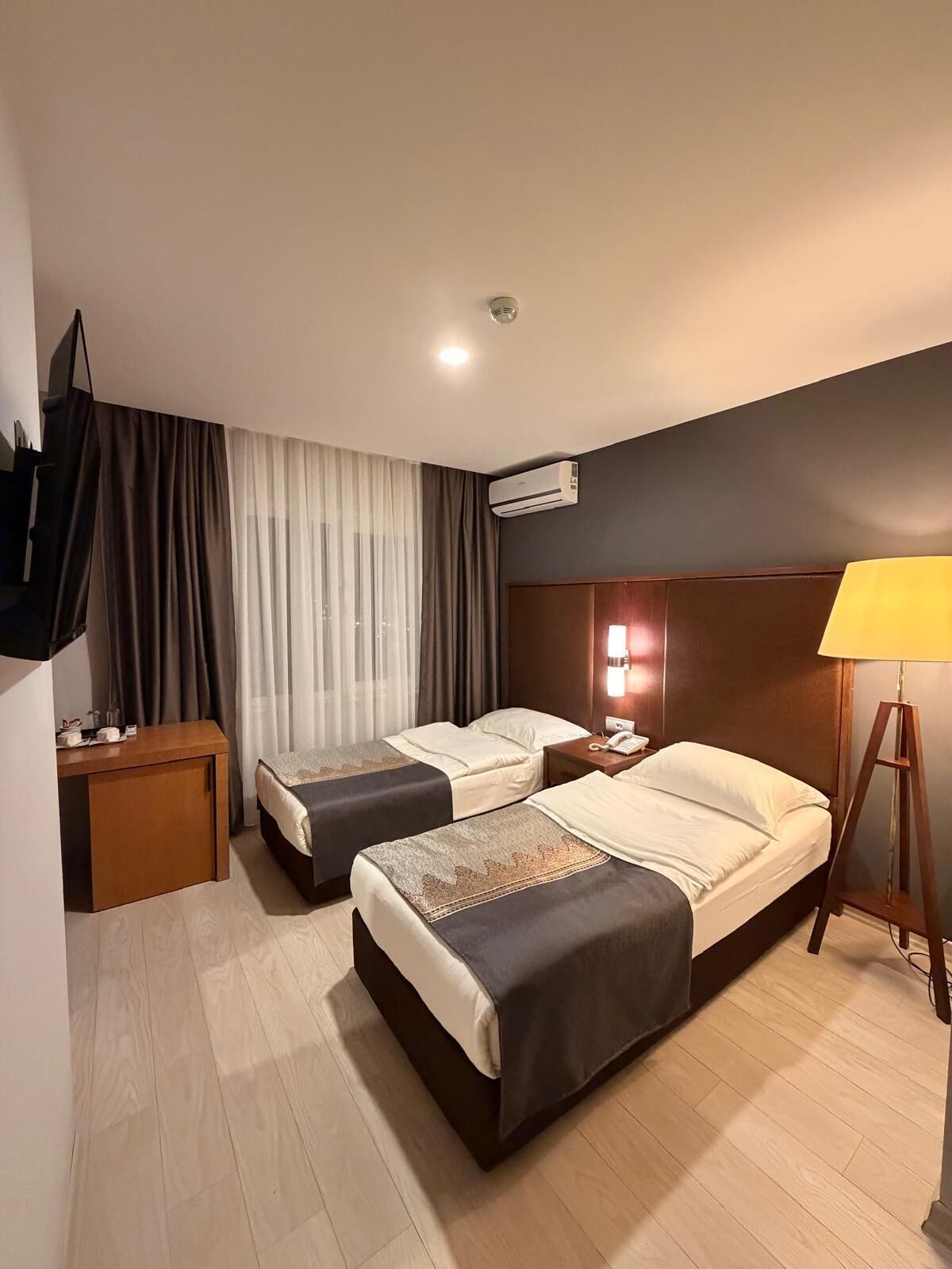 Standard tvåbäddsrum - havsutsikt | Arbetsyta för laptop, ljudisolering och gratis wi-fi