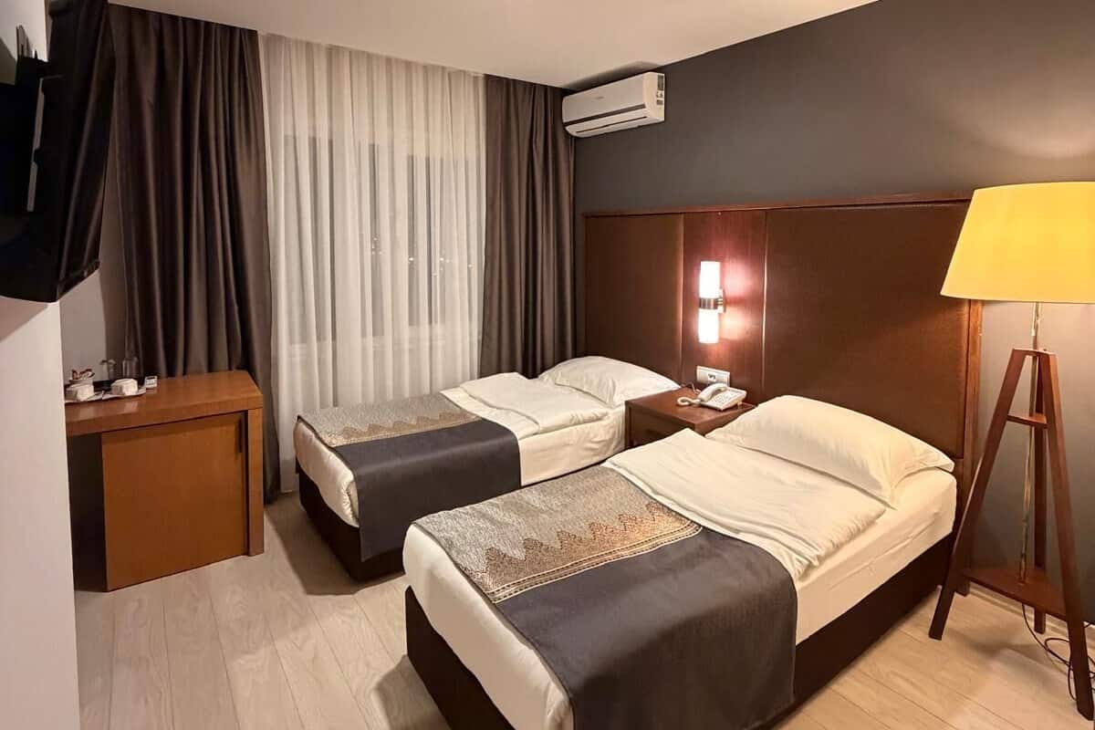 Standard tvåbäddsrum - havsutsikt | Arbetsyta för laptop, ljudisolering och gratis wi-fi