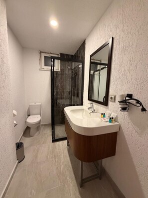 Standard tvåbäddsrum - havsutsikt | Badrum | Hårtork, tofflor, handdukar och tvål