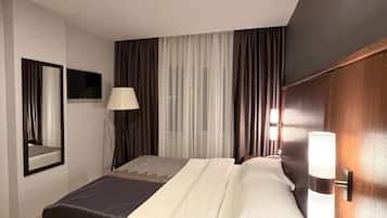 Standard dubbelrum - utsikt mot staden | Arbetsyta för laptop, ljudisolering och gratis wi-fi