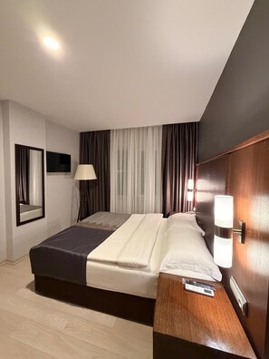 Standard dubbelrum - utsikt mot staden | Arbetsyta för laptop, ljudisolering och gratis wi-fi