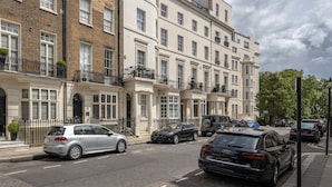 A row of townhouses with a street in front. - Hyde Park 2 Bed Apt (London)