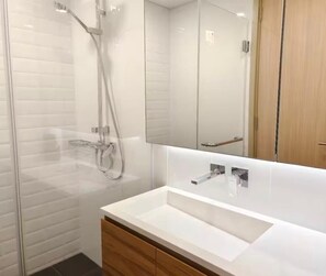 Shower, hair dryer, bidet, towels - Brand new Loft-Style 1BR Rama 9 CBD Pool & Gym (Bang kapi)
