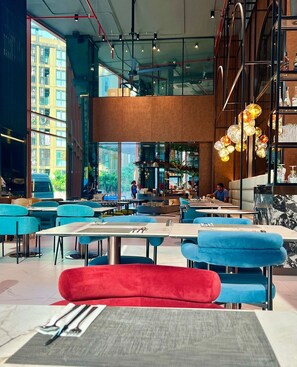 Dining - Brand new Loft-Style 1BR Rama 9 CBD Pool & Gym (Bang kapi)