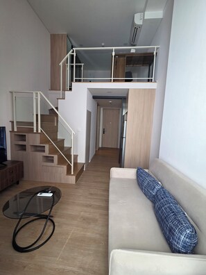 Living area - Brand new Loft-Style 1BR Rama 9 CBD Pool & Gym (Bang kapi)
