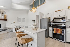 Een koelkast, een magnetron, een oven, een kookplaat