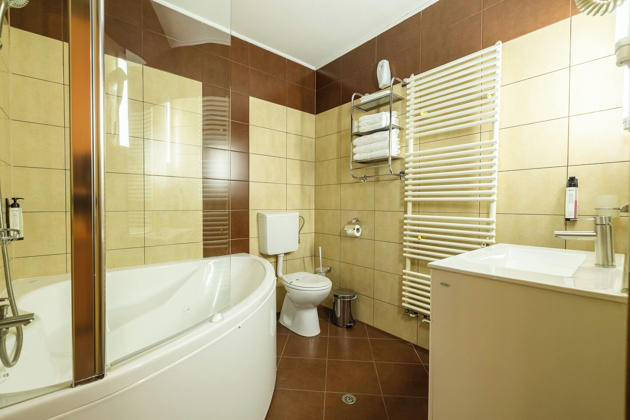 Un baño moderno con bañera, inodoro y lavamanos.