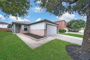 Exterior - Luxury 3BR, 2Bath . Family & Corporate Friendly (Cypress)