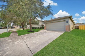 Property grounds - Luxury 3BR, 2Bath . Family & Corporate Friendly (Cypress)