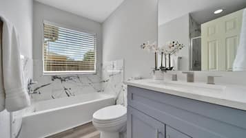 Dusj, hårføner, håndklær og såpe