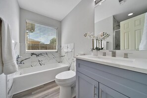 Shower, hair dryer, towels, soap - Luxury 3BR, 2Bath . Family & Corporate Friendly (Cypress)